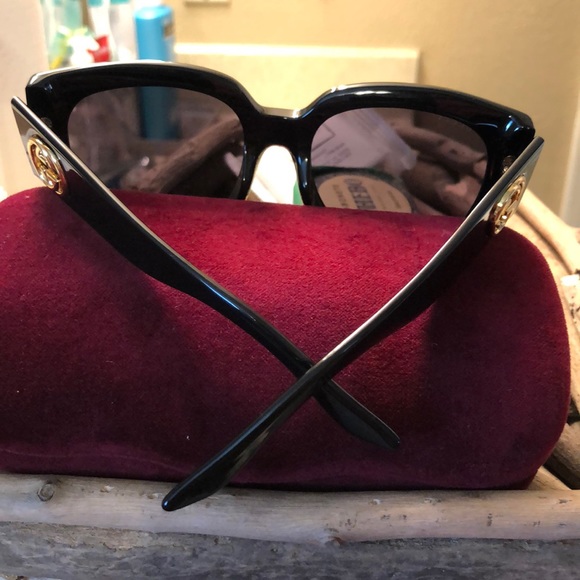 Authentic like new Oversized GUCCI! Sunglasses with case, cloth, and dust bag - Picture 6 of 12